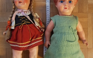Kaksi vanhaa nukkea