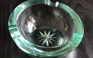 Tuhka-astia lasia