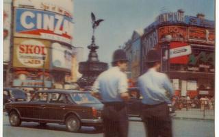 Kolmiulotteinen kortti: Lontoolaiset poliisit #958