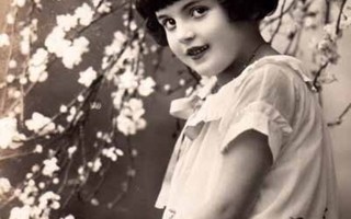 LAPSI / Tummapiirteinen pieni tyttö ja kukkiva puu. 1930-l.