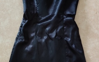 Musta olkaimeton mekko