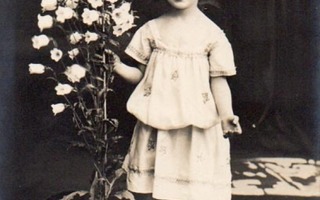 LAPSI / Pieni tyttö ja suuri kellokukka ruukussa. 1900-l.