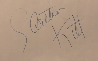 Eartha Kitt nimikirjoitus paperilla