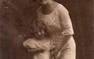 ÄITI / Lempeän kaunis äiti ja pieni tyttö. 1900-l.