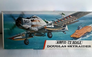 Airfix 72 scale vintage sotalentokone Douglas Skyraider