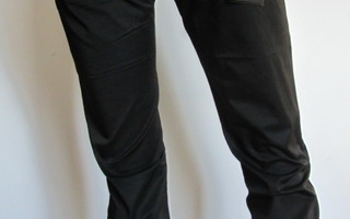# Uudet mustat housut, koko 36