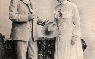 RAKKAUS / Mies esittelee solmiotaan tytölle. 1900-l.