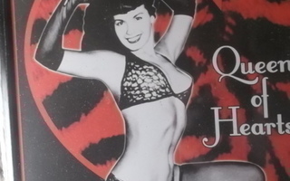 Peltikyltti Bettie Page. Queen of Hearts pin-up