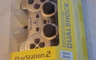 Ostopakkauksessaan oleva PlayStation 2 OHJAIN SILVER