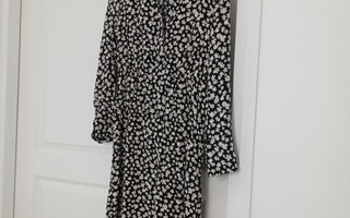 H&M Mustavalkoinen kukallinen mekko (M)