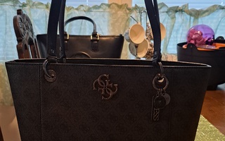 Guess Noelle tote laukku