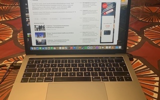 MacBook Pro 13” (2019) 4 TB-porttia ja 2,4GHz i5