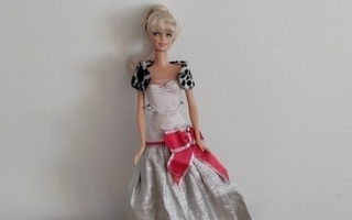 Barbie iltapuku ,shaali.leikkimättömät hopean väriset kengät
