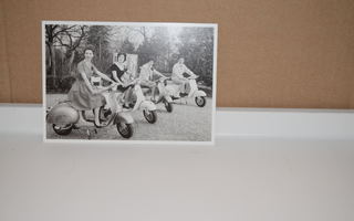 postikortti naiset ja vespa