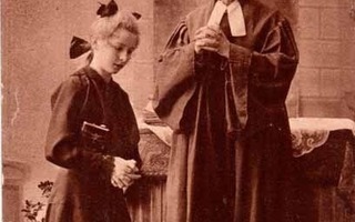 KONFIRMAATIO / Pappi ja tyttö rukoilevat yhdessä. 1900-l.