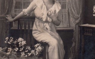 NAINEN / Röyhelömekkoinen tyttö ikkunan luona. 1900-l.