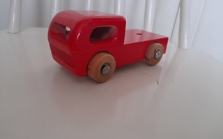 Punainen auto puuta