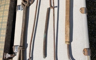 Kyläsepän työkaluja ja laukku