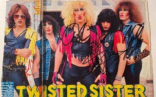 Twisted Sister nimikirjoitukset kuvassa
