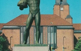 Lahti: Vapauden patsas ja kaupungintalo
