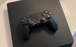 huutokauppana eniten tarjoavalle PS4 Slim 500GB