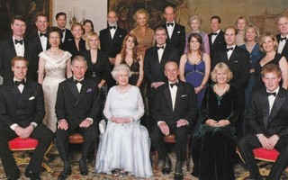 Kuningatar Elizabeth perheensä ympäröimänä, v. 2008