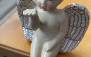 Kaunis istuva enkeli  kork.12 cm lev .9 cm