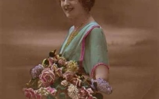 NAINEN / Hymyilevä punahiuksinen tyttö ja kukkia. 1920-l.