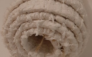 Paksu valkoinen pehmeä matto ruskeilla hapsuilla