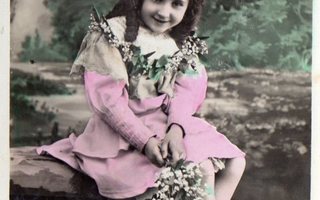 Vanha postikortti -sievä tyttö ja kielot