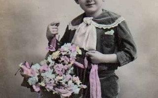 LAPSI / Poika samettitakissa, solmuke ja kukkakori. 1900-l.
