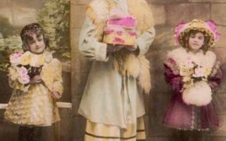 PERHEIDYLLI / Äiti ja tytöt tiilimuurin edessä. 1900-l.