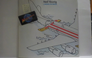 NEIL YOUNG - LANDING ON WATER M-/M- SAKSA 1986 LP