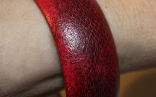 Käsirengas nahkaa aniliininpunainen ruskea liskokuvio