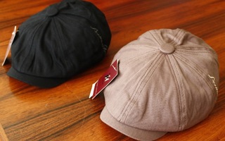 Kaksi Newsboy -tyylistä hattua musta & vaaleanruskea