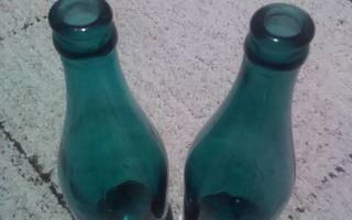Kaksi vanhaa vihreää lasipulloa