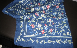 Jackpot silkkihuivi sinisellä pohjalla kukkia