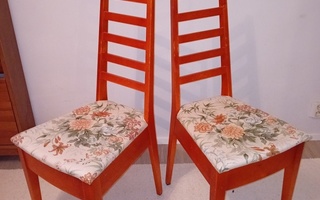 Kaksi kaunista oranssia tuolia kukkakuosilla