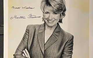 Martha Stewart nimikirjoitus promokuvassa