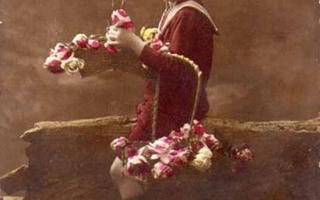 LAPSI / Lapsi kivimuurilla ruusukorit käsissään. 1910-l.