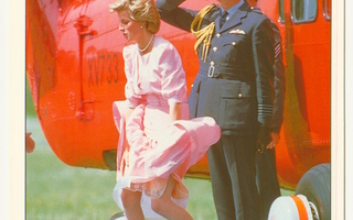 Prinsessa Diana nousee helikopterista