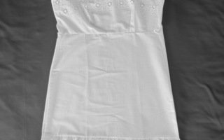 Valkoinen hihaton 40 / 42 prodyyrisomisteinen mekko