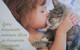 Lapsi suukottaa kissaa "Yksi kissahetki"