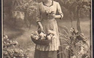 NAINEN / Tyttö kesäisessä luonnossa ja kukkakori. 1900-l.