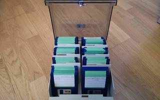 Commodore Amiga levykkeitä ja laatikko AGA