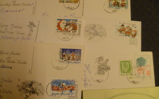 Nippu leimatuin postimerkein kulkeneita kortteja