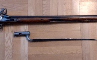 Brown Bess musketti piilukkokivääri 1700-luvulta ja pistin