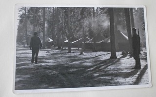 Lohtaja, sotilaat valvovat telttaleiriä, mv valokuvapk, 1966