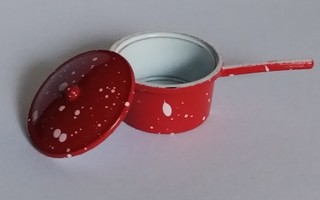 Miniatyyri punainen kahvallinen kattila