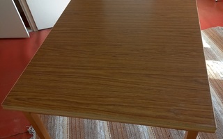 Kevyt jatkettava pöytä 120 / 180 cm